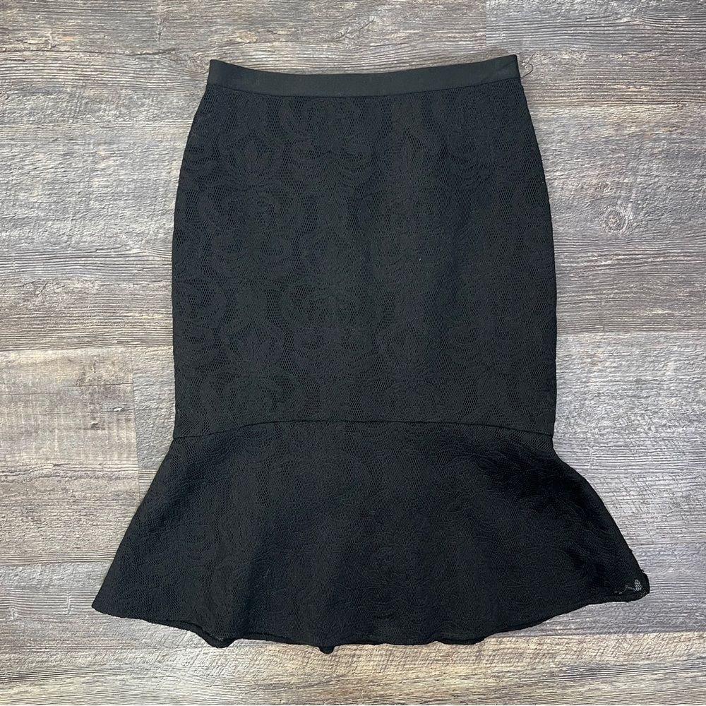 BCBGMAXAZRIA black lace mermaid fit midi skirt size 2 B47